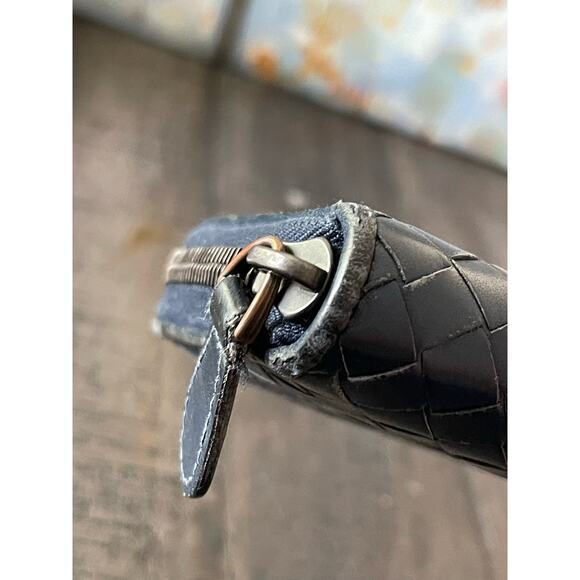 Bottega Veneta Zip Wallet EUC - Picture 5 of 9